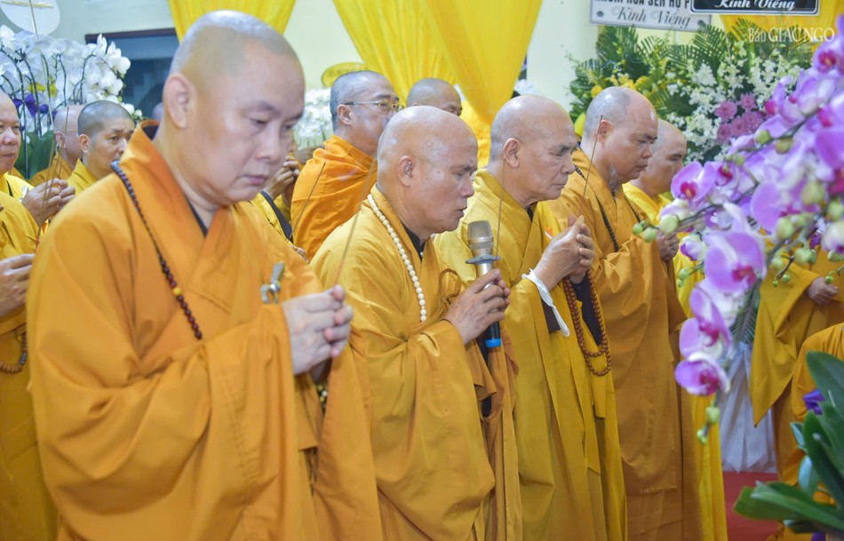 Thượng tọa Thích Giác Dũng, đại diện chư tôn đức tông phong Vĩnh Nghiêm dâng lời tưởng niệm
