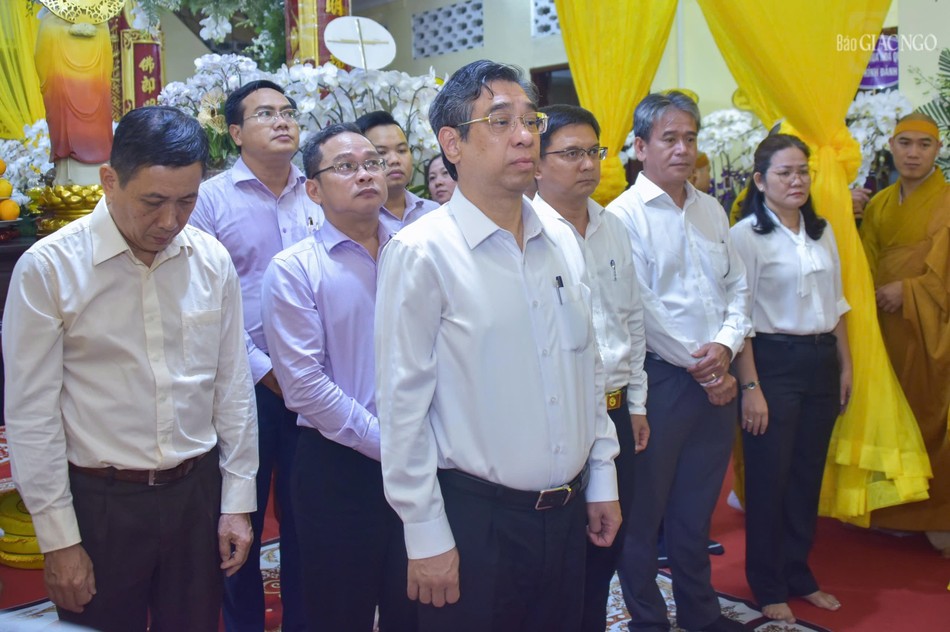 Đoàn Thành ủy, Hội đồng Nhân dân, Ủy ban Nhân dân, Ủy ban MTTQVN TP.HCM do ông Nguyễn Phước Lộc, Phó Bí thư Thành ủy, Chủ tịch Ủy ban MTTQVN TP.HCM làm trưởng đoàn thành kính tưởng niệm