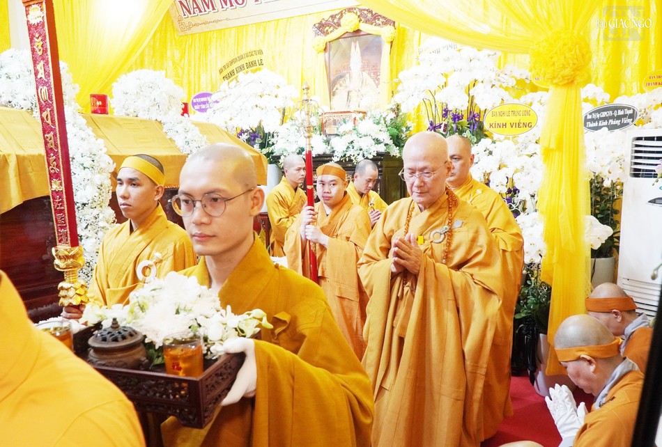 Đoàn Ban Hướng dẫn Phật tử TP.HCM nhiễu hữu kim quan Trưởng lão Hòa thượng