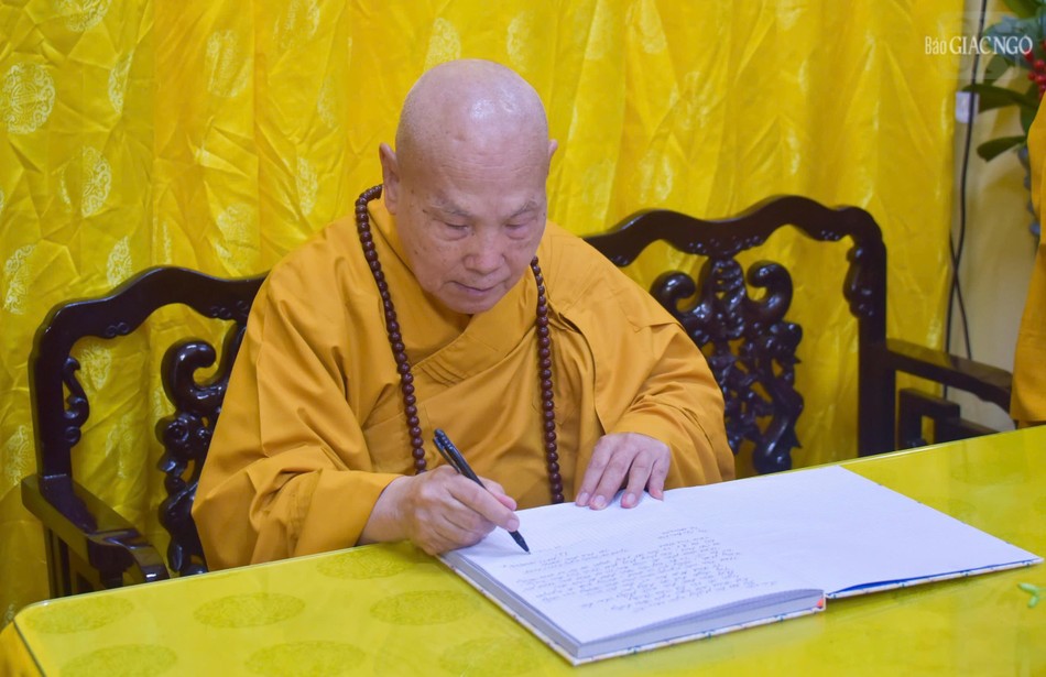 Trưởng lão Hòa thượng Thích Thiện Nhơn ký số tang