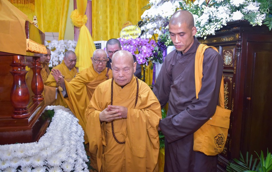 Nhiễu hữu kim quan