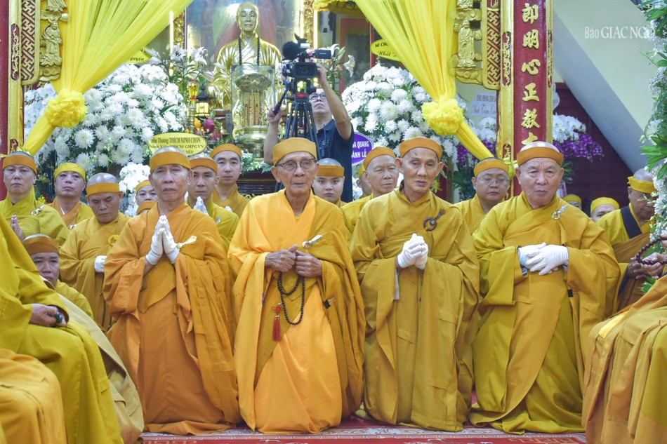 Các vị pháp tử trước Giác linh bậc ân sư