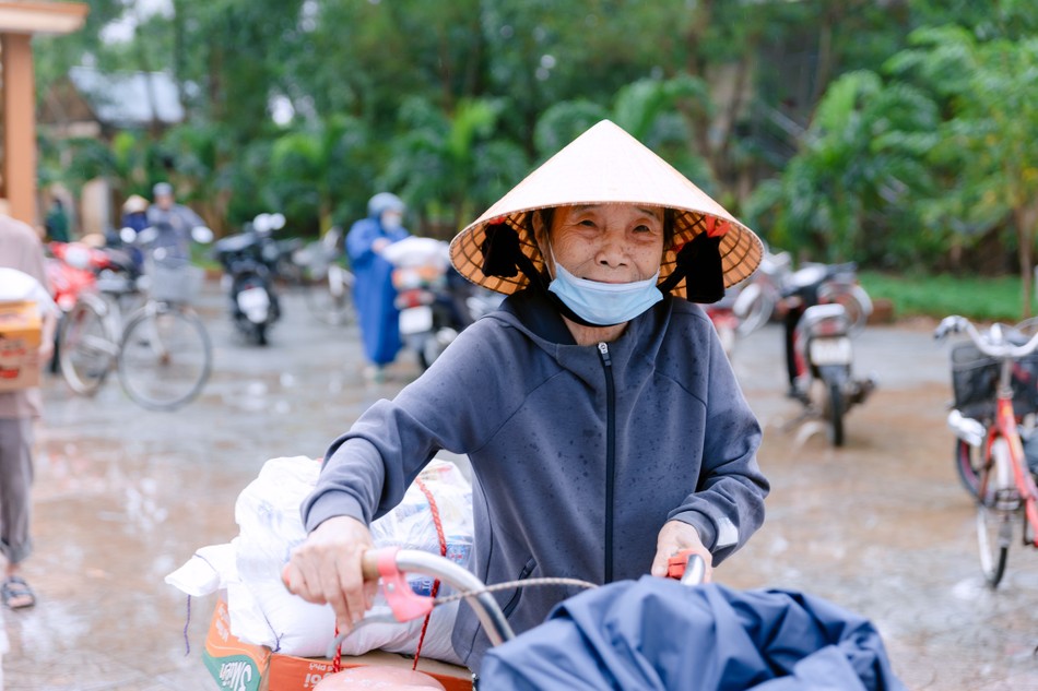 Người dân đội mưa đi nhận quà Người dân đội mưa đi nhận quà