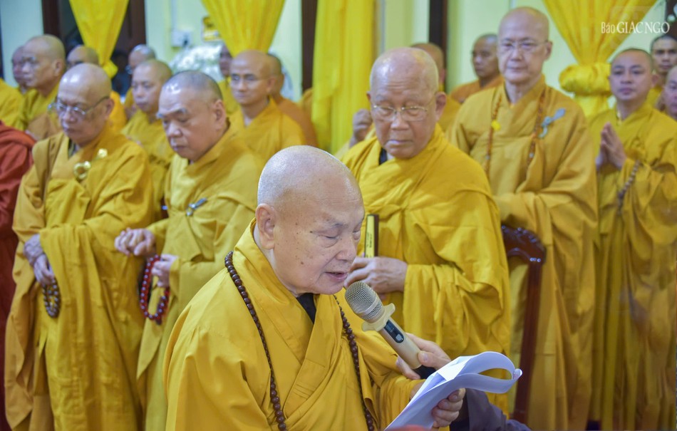 Trưởng lão Hòa thượng Thích Thiện Nhơn đọc lời tưởng niệm của Trung ương Giáo hội