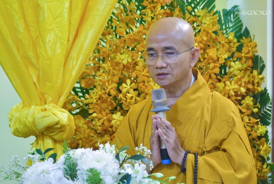 Thượng tọa Thích Thiện Quý đọc lời cảm tạ của Ban Tổ chức Lễ tang