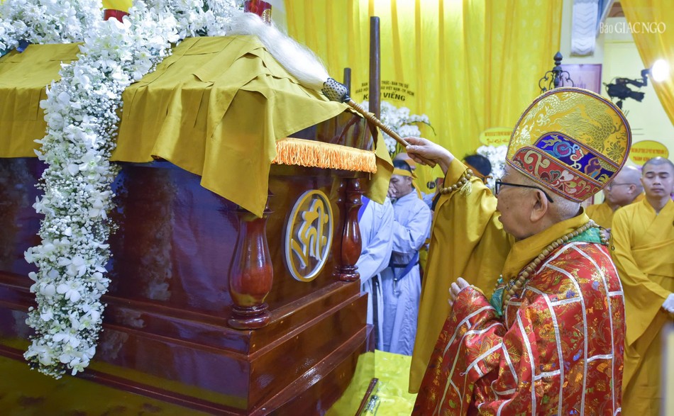 Trưởng lão Hòa thượng Thích Như Tín thực hiện nghi thức phất trần