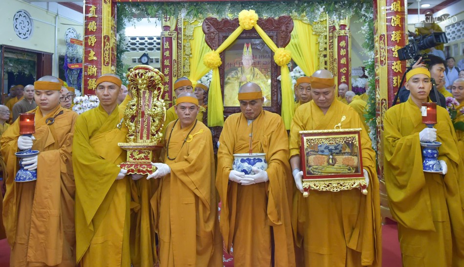 Pháp tử cung thỉnh di ảnh, long vị, y bát của bậc ân sư