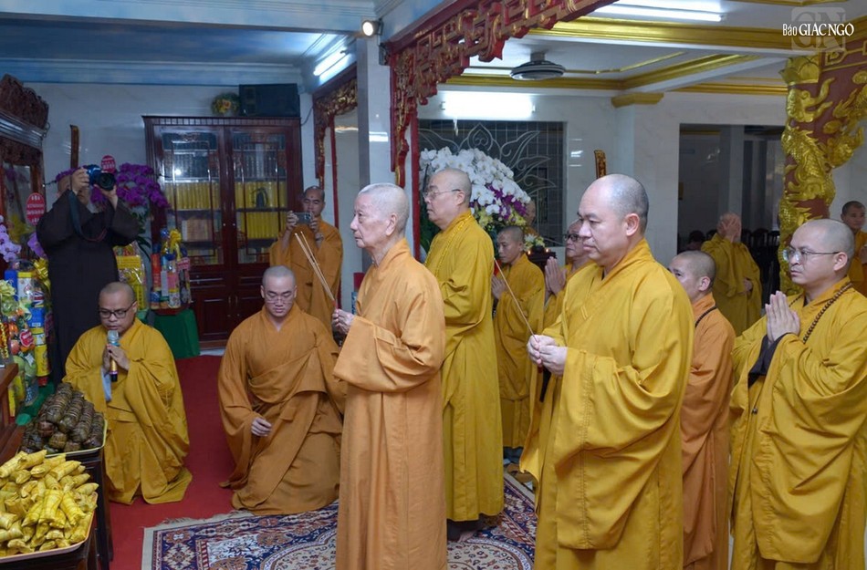 Đức Pháp chủ GHPGVN cùng chư tôn đức thắp hương cầu nguyện, tưởng niệm Trưởng lão Hòa thượng Thích Hiển Pháp Đức Pháp chủ GHPGVN cùng chư tôn đức thắp hương cầu nguyện, tưởng niệm Trưởng lão Hòa thượng Thích Hiển Pháp