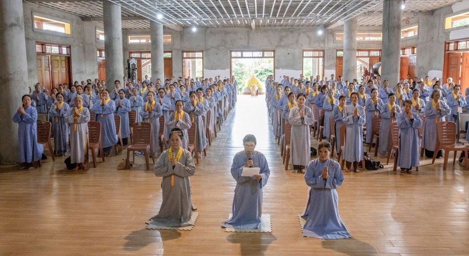 Phật tử tham dự khóa tu phát nguyện tu học tinh tấn