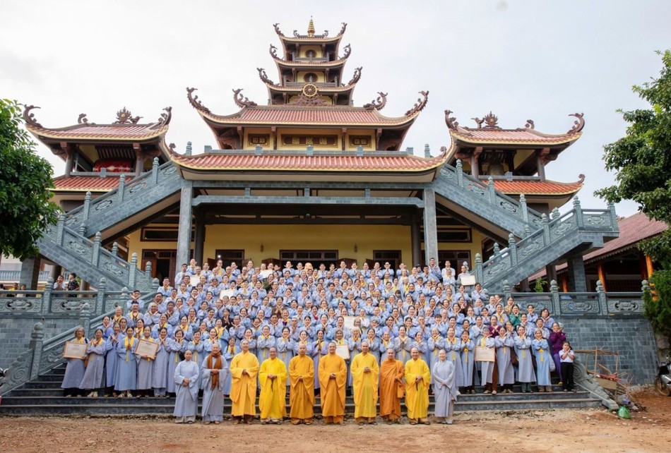 Phật tử tham dự khóa tu Ngày an lạc lưu niệm cùng chư tôn đức tại chùa Phước Quang