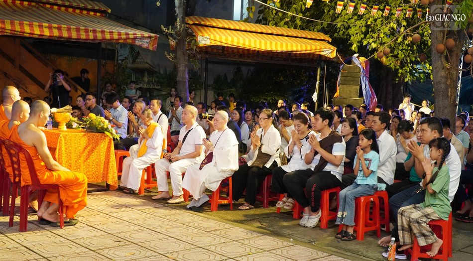 Bà con Khmer và người dân TP.HCM về chùa Candaransi dự lễ Ok Om Bok tối rằm tháng 10 âm lịch