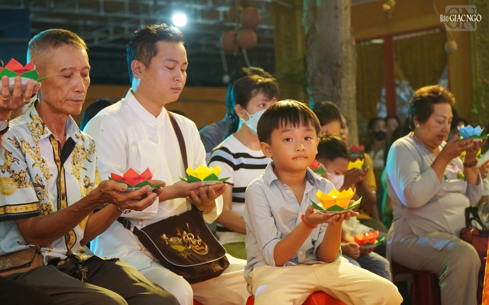 Nhiều em bé theo người thân đến chùa dự lễ