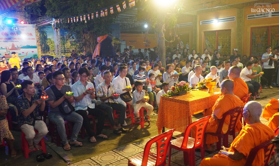 Lễ thắp đèn hoa đăng, biểu tượng của sự hòa hợp, sự tri ân và lòng thành kính...