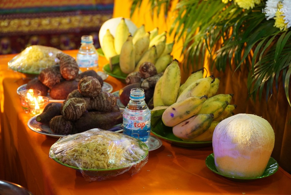 Năm nay chùa Candaransi đã chuẩn bị cốm dẹp, món cốm truyền thống, cùng các phẩm vật từ thiên nhiên cảm ơn đến đất trời