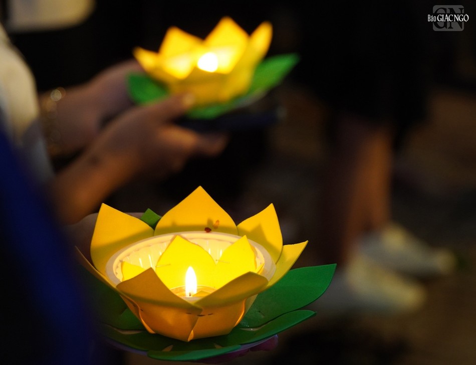 Lễ thắp đèn hoa đăng cầu mưa thuận gió hòa, nhà nhà an lạc