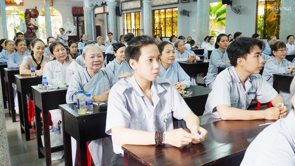 Nhiều bạn trẻ trên địa bàn Q.Gò Vấp về chùa Huỳnh Kim thi giáo lý Phật tử