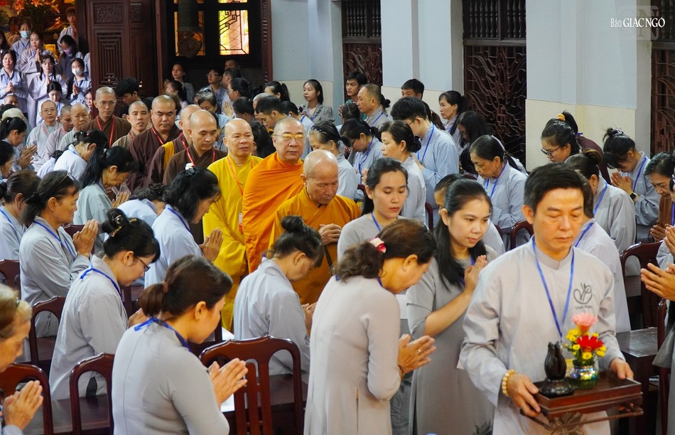 Phật tử cung đón chư tôn đức Ban Tổ chức Hội thi giáo lý Phật tử chứng minh lễ khai mạc tại chùa Vĩnh Phước