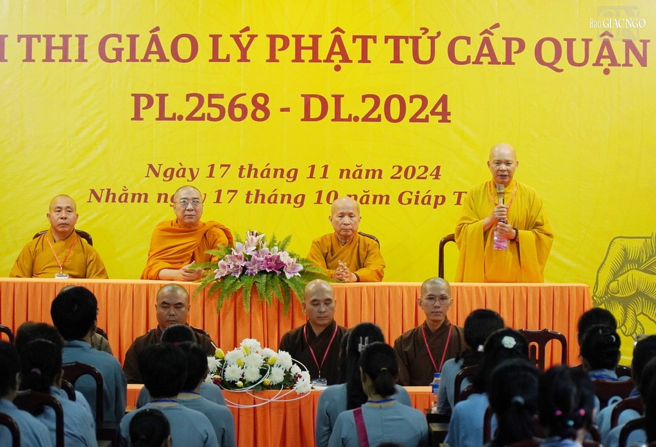 Thượng tọa Thích Trí Thường, Trưởng ban Trị sự GHPGVN Q.12 phát biểu tại lễ khai mạc Hội thi giáo lý cấp quận tại chùa Vĩnh Phước