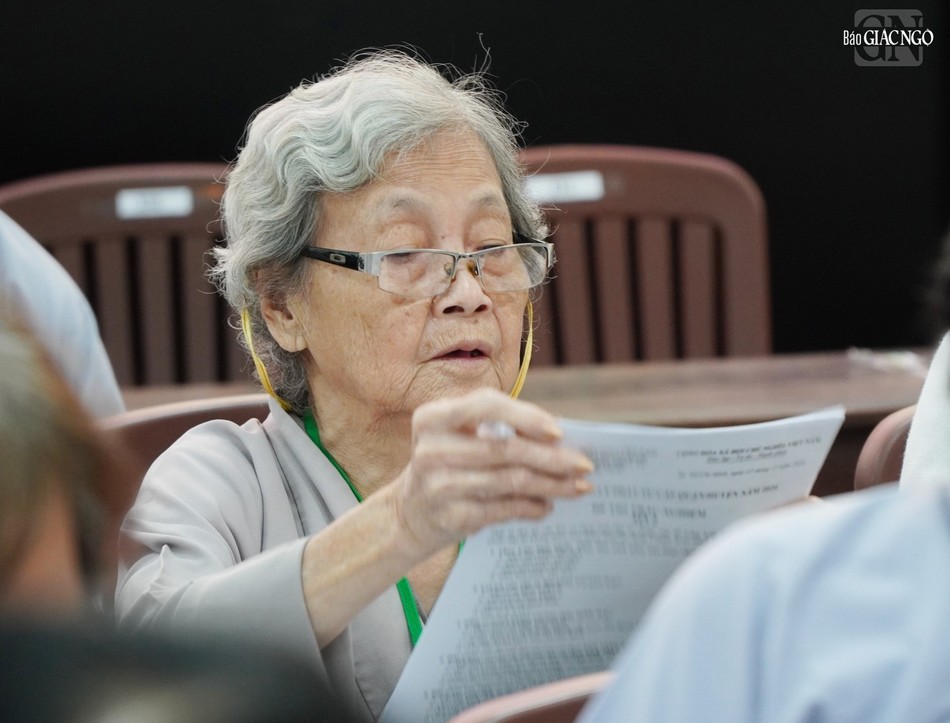 Nhiều Phật tử lớn tuổi tham gia thi giáo lý tại thiền viện Quảng Đức, Q.3