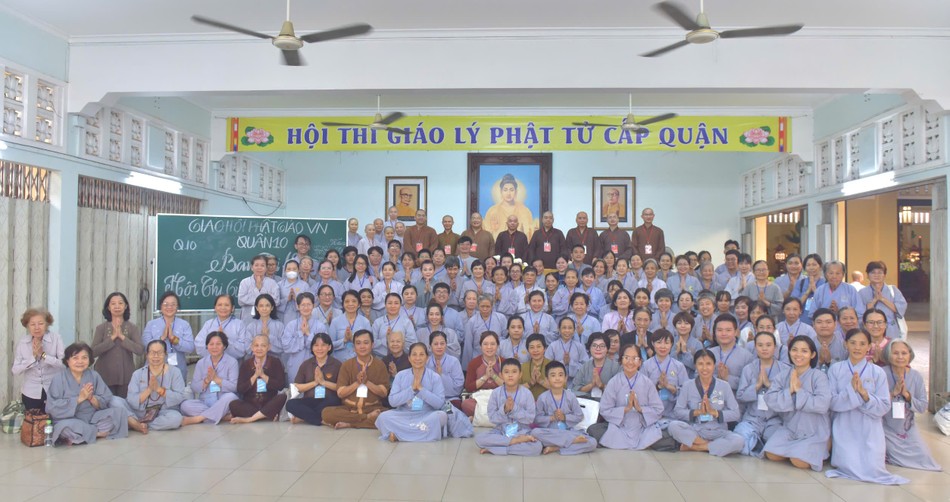 Phật tử chụp ảnh lưu niệm cùng chư tôn đức sau Hội thi giáo lý Phật tử cấp quận năm 2024 tại chùa Ấn Quang - Ảnh: Trí Thuận