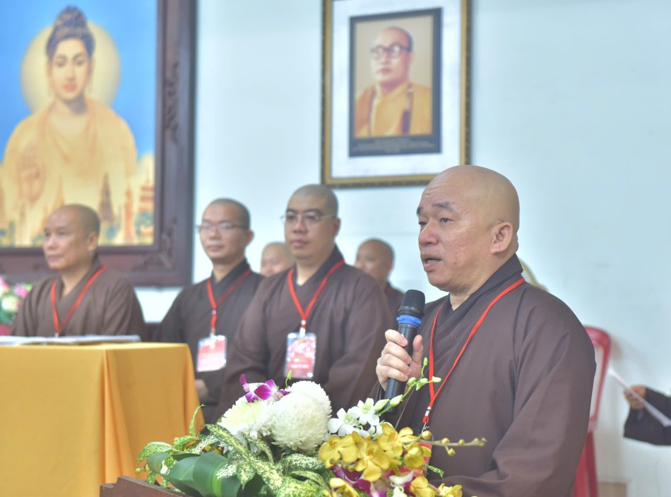 Thượng tọa Thích Nhật Thiện, Trưởng ban Trị sự GHPGVN Q.10 phát biểu khai mạc - Ảnh: Trí Thuận