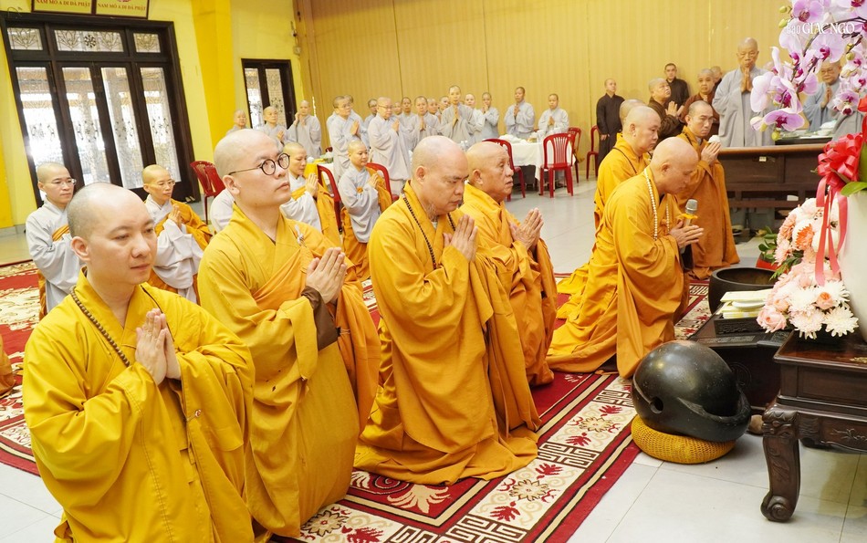 Thượng tọa Thích Giác Dũng đại diện chư tôn đức môn phái tổ đình Vĩnh Nghiêm tác bạch Thượng tọa Thích Giác Dũng đại diện chư tôn đức môn phái tổ đình Vĩnh Nghiêm tác bạch