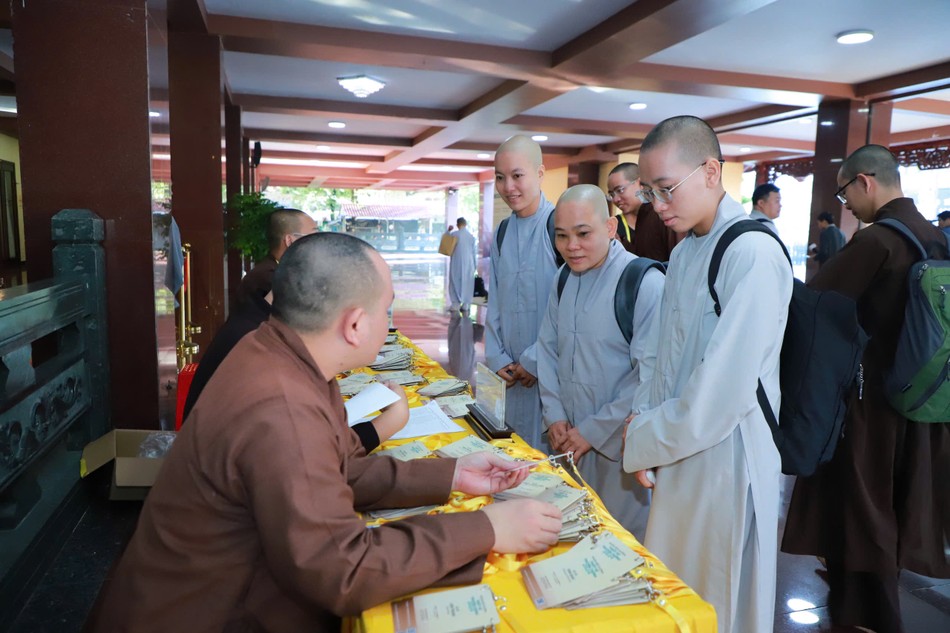 Học viên nhận thẻ đeo - Ảnh: Trung Thắng Học viên nhận thẻ đeo - Ảnh: Trung Thắng