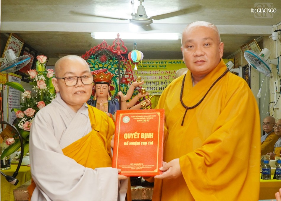 Thượng tọa Thích Trung Nguyện thay mặt Ban Thường trực Ban Trị sự GHPGVN TP.HCM trao quyết định đến Sư cô Thích nữ Bửu Hòa