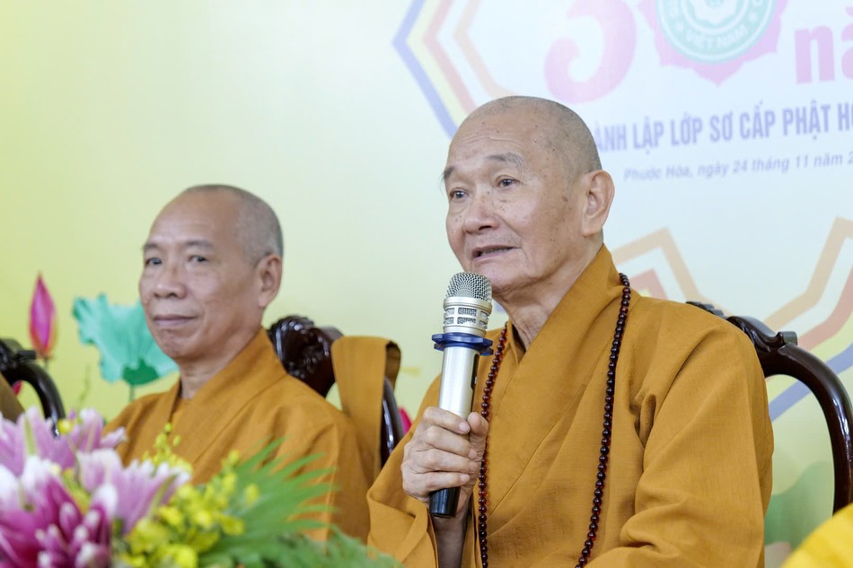 Trưởng lão Hòa thượng Thích Thanh Hùng phát biểu đóng góp ý kiến sau khi gửi đệ tử học tại Lớp Sơ cấp Phật học Q.3 - Ảnh: Trí Thuận