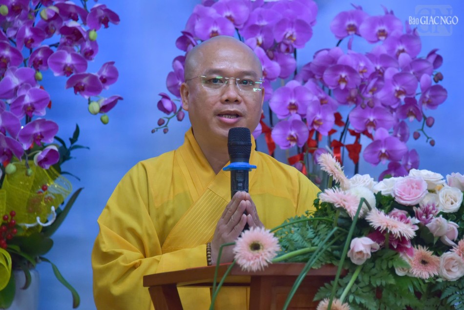 Đại đức Thích Trí Đức, Phó Thư ký Ban Trị sự GHPGVN TP.HCM công bố quyết định của Ban Thường trực Ban Trị sự GHPGVN TP.HCM tặng Bằng tuyên dương công đức; Bằng công đức đến tập thể và cá nhân thuộc Lớp Sơ cấp Phật học Q.3