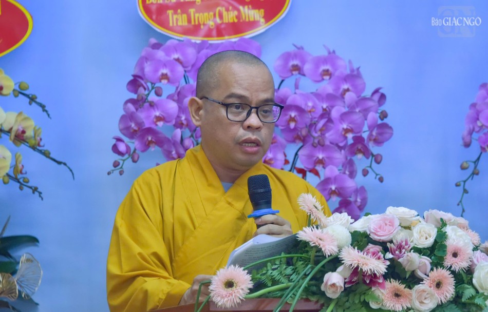 Đại đức Thích Thiện Châu đọc diễn văn kỷ niệm 30 năm thành lập Lớp Sơ cấp Phật học Q.3