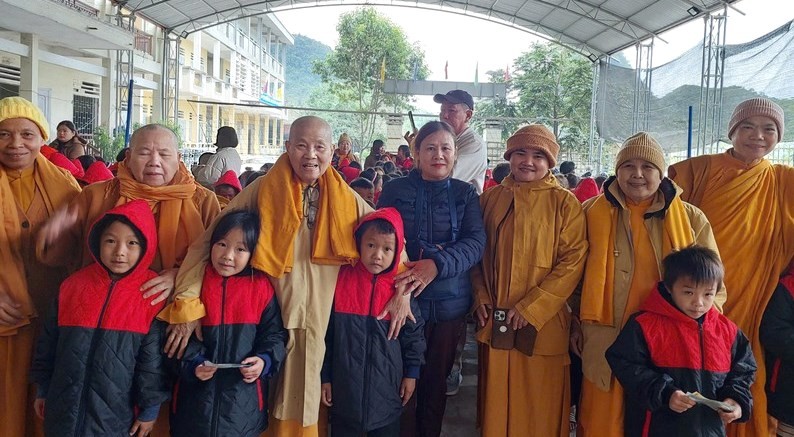 Tặng quà đến các em học sinh Tặng quà đến các em học sinh