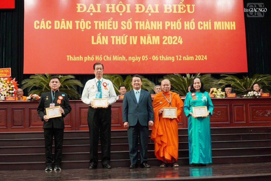 Ông Hầu A Lềnh, Ủy viên Trung ương Đảng, Bộ trưởng, Chủ nhiệm Ủy ban Dân tộc trao kỷ niệm chương &quot;Vì sự phát triển các dân tộc&quot; đến 5 cá nhân có thành tích suất sắc đóng góp cho sự nghiệp phát triển các dân tộc Việt Nam