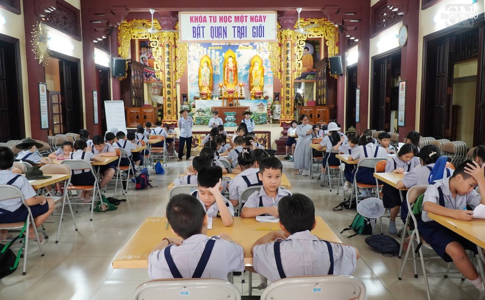 Các em bậc Mở mắt, Cánh mềm bắt đầu làm bài thi