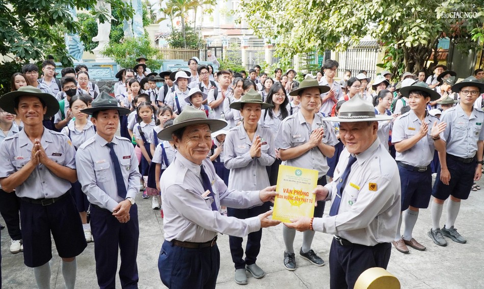 Huynh trưởng Thị Cư - Nguyễn Thanh Minh, Trưởng Phân ban Gia đình Phật tử TP.HCM trao quyết định thành lập Ban Tổ chức, Hội Đồng thi khu vực I đến Huynh trưởng Tâm Tưởng - Đỗ Tâm Niệm, Trưởng ban Tổ chức