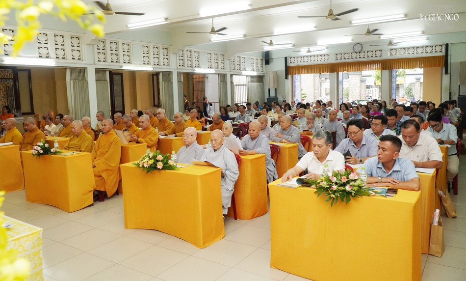 Đại diện chính quyền, cùng Tăng Ni và Phật tử tham dự Đại diện chính quyền, cùng Tăng Ni và Phật tử tham dự