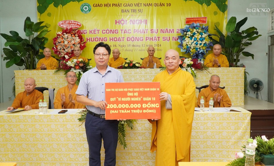 Thượng tọa Thích Nhật Thiện trao bảng ủng hộ 200 triệu đồng đến Quỹ "Vì người nghèo" UBMTTQVN Q.10 Thượng tọa Thích Nhật Thiện trao bảng ủng hộ 200 triệu đồng đến Quỹ "Vì người nghèo" UBMTTQVN Q.10