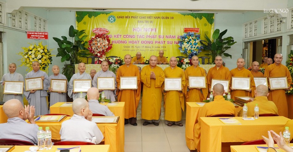 Thượng tọa Thích Trung Nguyện, Phó Thư ký kiêm Chánh Văn phòng Phật giáo TP.HCM trao Bằng công đức đến các cá nhân và tập thể Thượng tọa Thích Trung Nguyện, Phó Thư ký kiêm Chánh Văn phòng Phật giáo TP.HCM trao Bằng công đức đến các cá nhân và tập thể