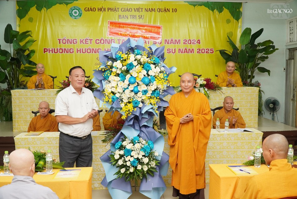 Lẵng hoa chúc mừng của chính quyền quận 10 Lẵng hoa chúc mừng của chính quyền quận 10