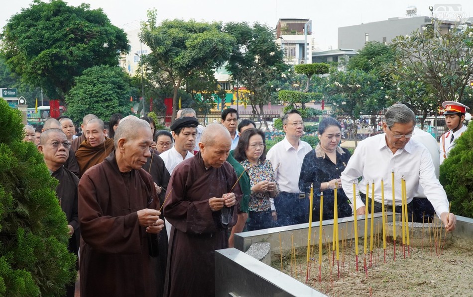 Tưởng niệm các anh hùng liệt sĩ tại Đài Liệt sĩ Q.Gò Vấp