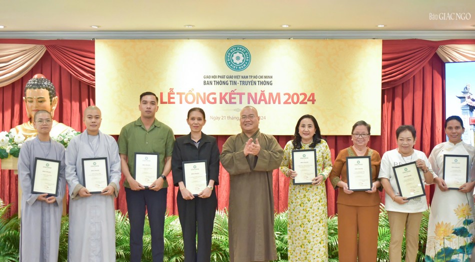 Thượng tọa Thích Hải Đạt, Ủy viên Thường trực Ban Trị sự GHPGVN TP, Phó Thường trực Ban Thông tin - Truyền thông Phật giáo TP.HCM trao Bằng công đức đến các cá nhân có những đóng góp tích cực cho các hoạt động và công tác Thông tin - Truyền thông của Phật giáo năm 2024 Thượng tọa Thích Hải Đạt, Ủy viên Thường trực Ban Trị sự GHPGVN TP, Phó Thường trực Ban Thông tin - Truyền thông Phật giáo TP.HCM trao Bằng công đức đến các cá nhân có những đóng góp tích cực cho các hoạt động và công tác Thông tin - Truyền thông của Phật giáo năm 2024