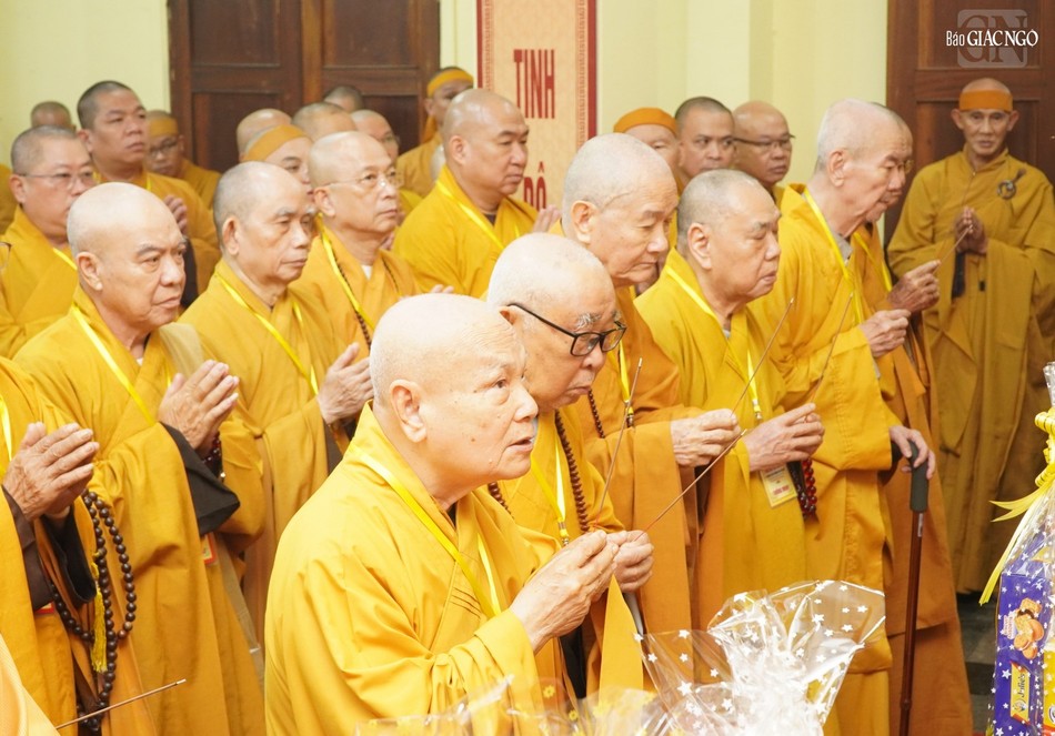 Chư tôn giáo phẩm thắp hương tưởng niệm Chư tôn giáo phẩm thắp hương tưởng niệm