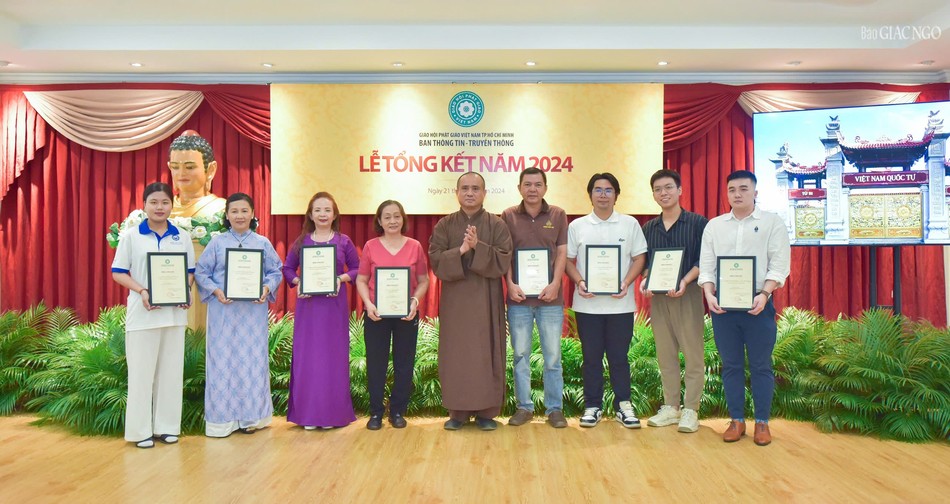 Thượng tọa Thích Tâm Hải, Trưởng ban Thông tin - Truyền thông Phật giáo TP.HCM tặng Bằng công đức đến các tập thể Thượng tọa Thích Tâm Hải, Trưởng ban Thông tin - Truyền thông Phật giáo TP.HCM tặng Bằng công đức đến các tập thể