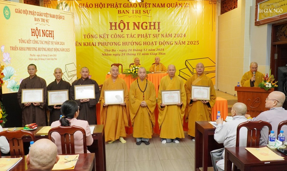 Thượng tọa Thích Quang Thạnh trao Bằng công đức