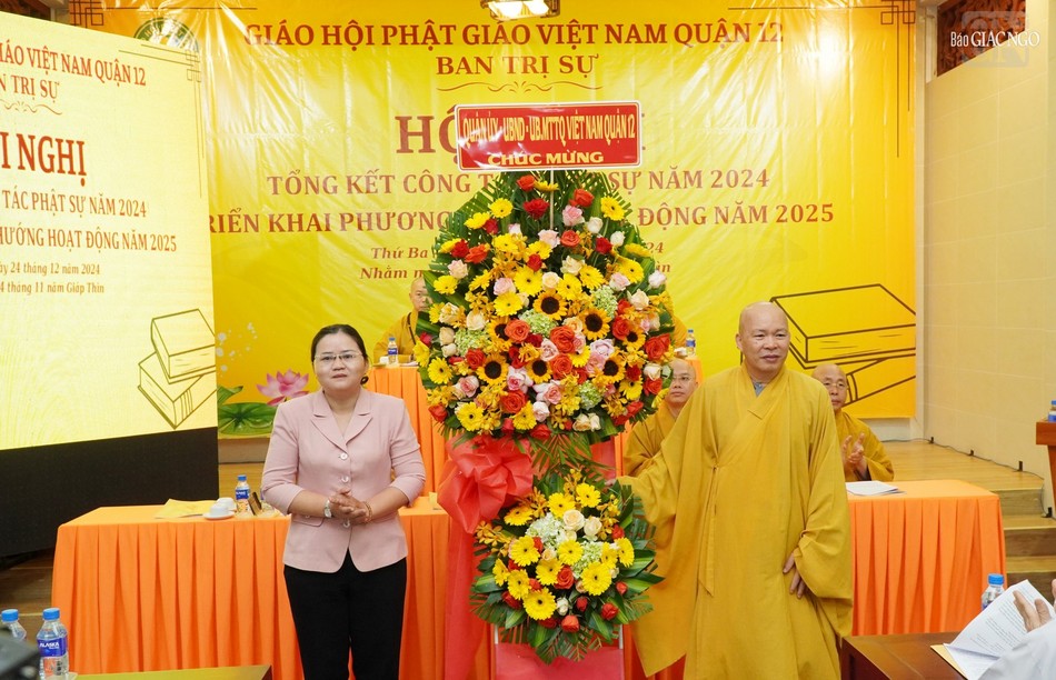 Lẵng hoa chúc mừng của chính quyền Q.12