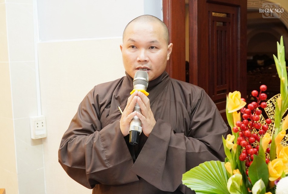 Đại đức Thích Pháp Toàn dẫn chương trình buổi lễ