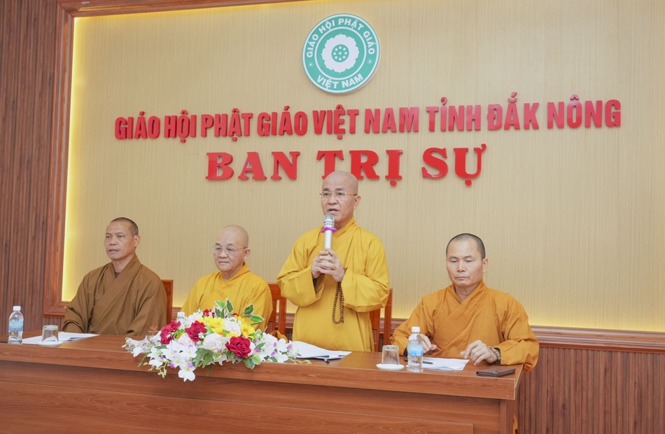 Thượng tọa Thích Quảng Hiền, Trưởng ban Trị sự GHPGVN tỉnh Đắk Nông phát biểu tại buổi họp Thượng tọa Thích Quảng Hiền, Trưởng ban Trị sự GHPGVN tỉnh Đắk Nông phát biểu tại buổi họp