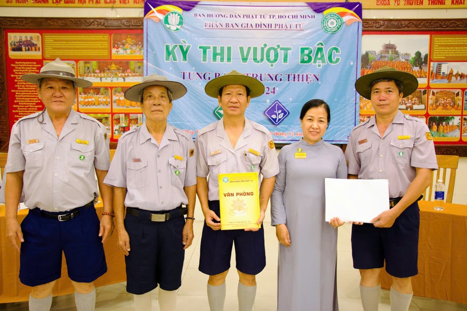 Trao quyết định thành lập Hội đồng thi do huynh trưởng cấp Tấn - Tâm Dũng Nguyễn Hữu Tiến làm Chủ tịch Hội đồng thi Trao quyết định thành lập Hội đồng thi do huynh trưởng cấp Tấn - Tâm Dũng Nguyễn Hữu Tiến làm Chủ tịch Hội đồng thi