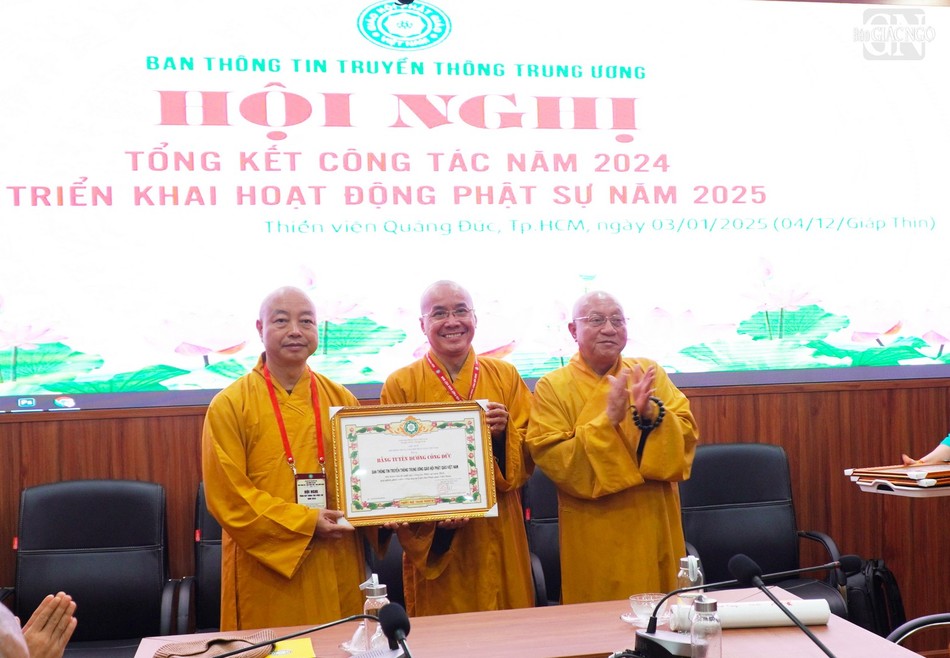 Trao Bằng tuyên dương công đức của Ban Thường trực Hội đồng Trị sự đến Ban Thông tin - Truyền thông T.Ư Trao Bằng tuyên dương công đức của Ban Thường trực Hội đồng Trị sự đến Ban Thông tin - Truyền thông T.Ư