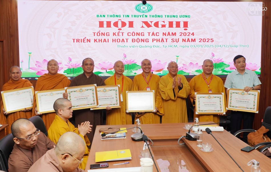 Hòa thượng Thích Gia Quang trao Bằng tuyên dương công đức đến các tập thể Hòa thượng Thích Gia Quang trao Bằng tuyên dương công đức đến các tập thể